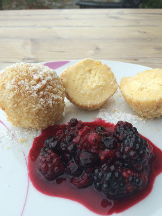 Topfenknödel mit Beerensauce