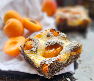 Mohn-Topfengitter-Kuchen mit Marillen